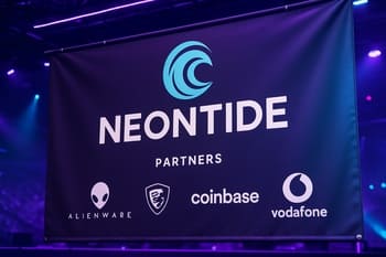 NeonTide səhnəsində sponsor loqoları ilə işıqlanmış banner