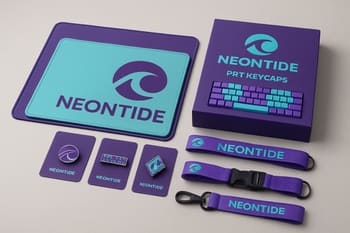 Masa üzərində NeonTide şlyapalar, klaviatura, mousepad və stikerlər