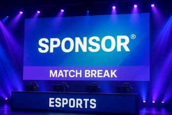 Səhnə LED panellərində NeonTide və sponsor brend loqoları işıqlanır