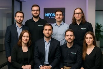 NeonTide staff və könüllülər arenada birlikdə komanda şəkli çəkdirir