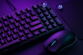 NeonTide oyun stansiyasında klaviatura, mouse və monitorun yaxın plan görüntüsü