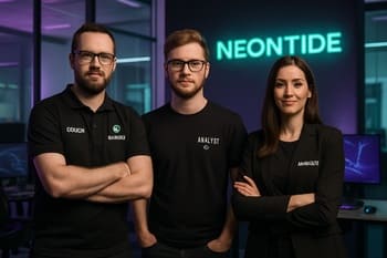 NeonTide support heyəti — analyst və coach monitor qarşısında matçlara baxır
